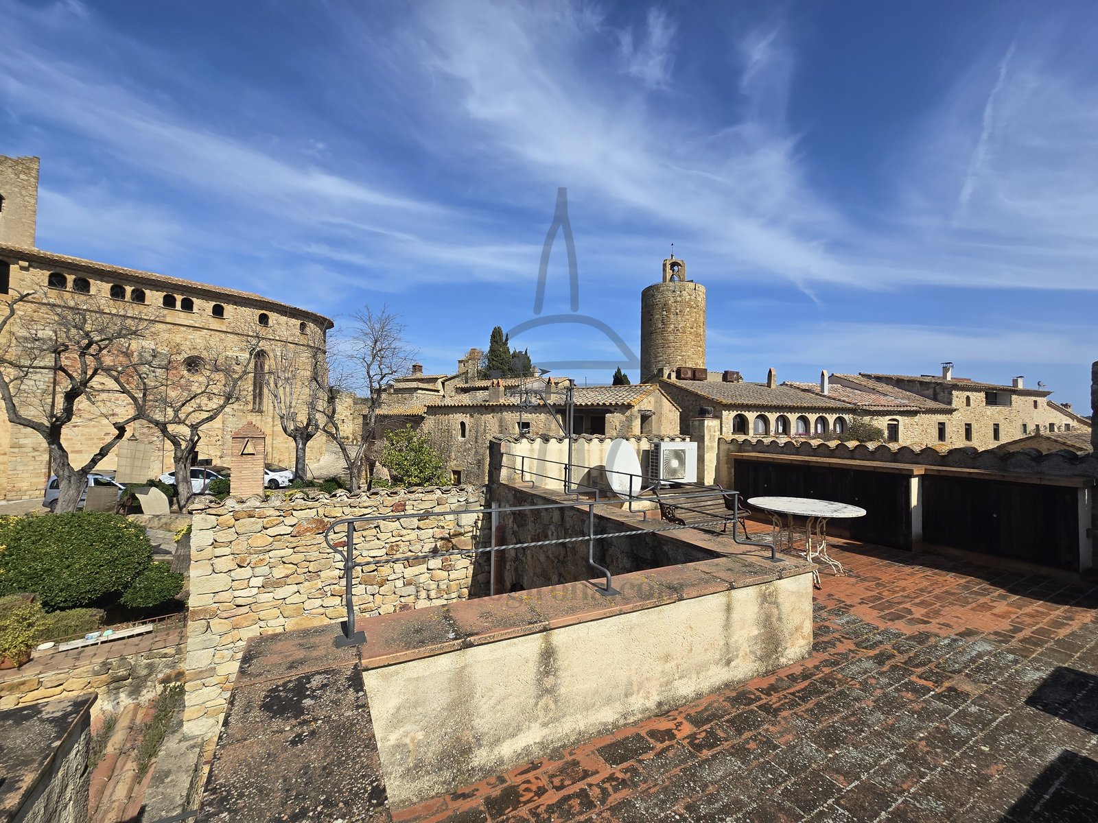 Stone house in the center of the medieval village of Pals completely refurbished and furnished with taste and style. Ready to live.