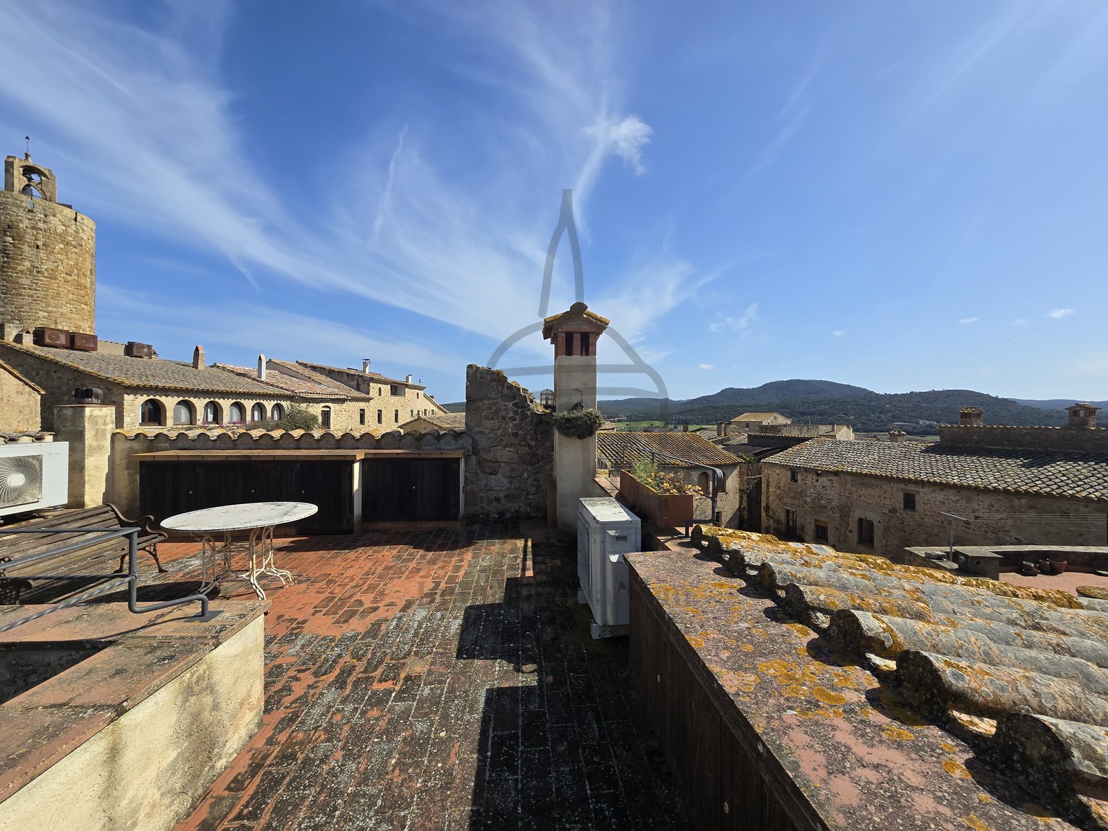 Stone house in the center of the medieval village of Pals completely refurbished and furnished with taste and style. Ready to live.