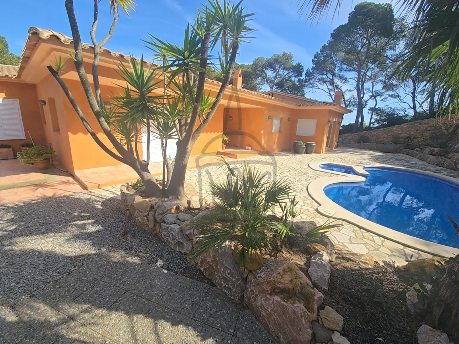 Espectacular casa a primeríssima línia de mar al límit entre Pals i Begur