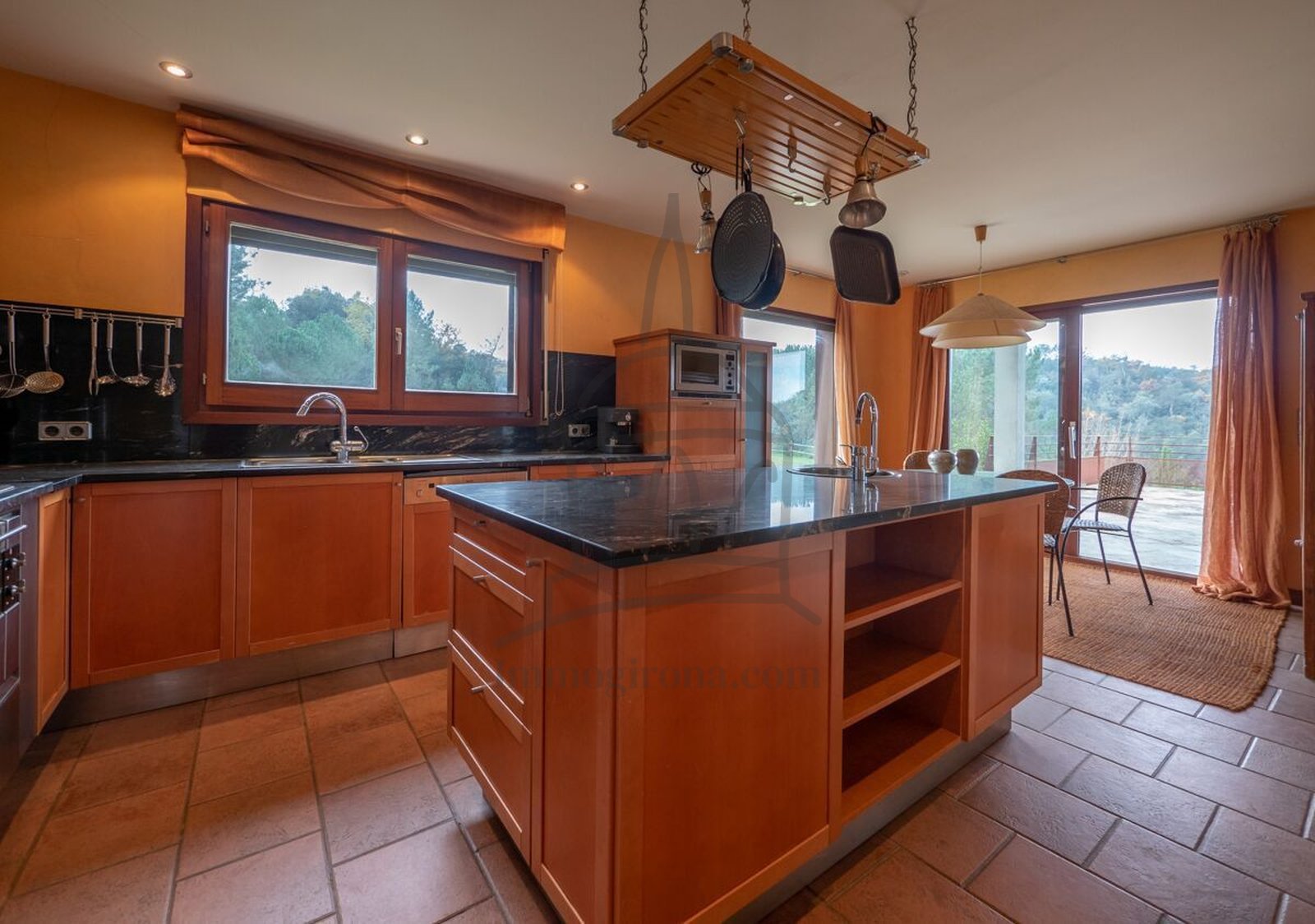 Luxury house in Bescanó - 450 m² built, 1,500 m² landscaped and 40,000 m² of land