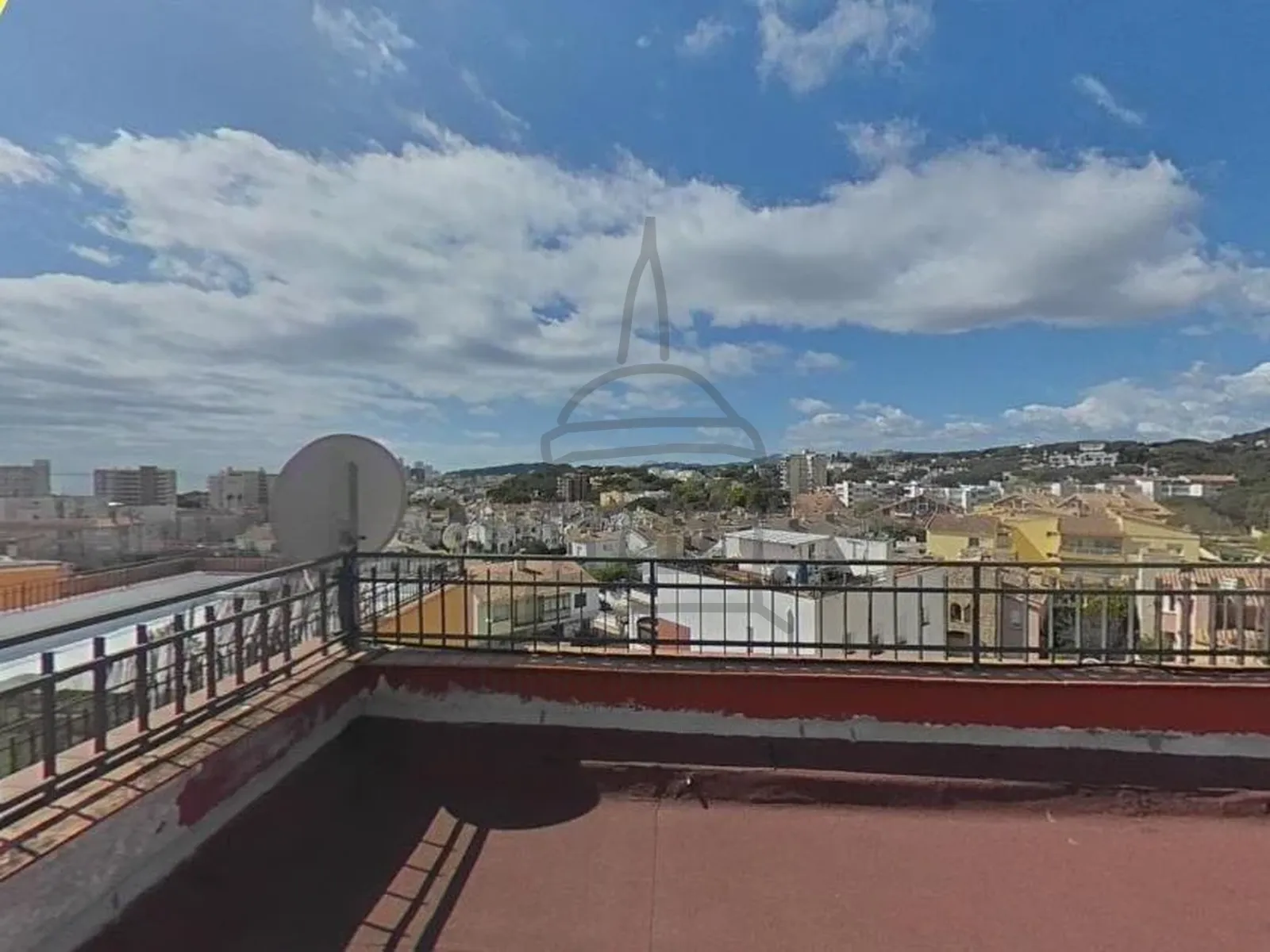 Grenier à Fenals avec une grande terrasse et des vues