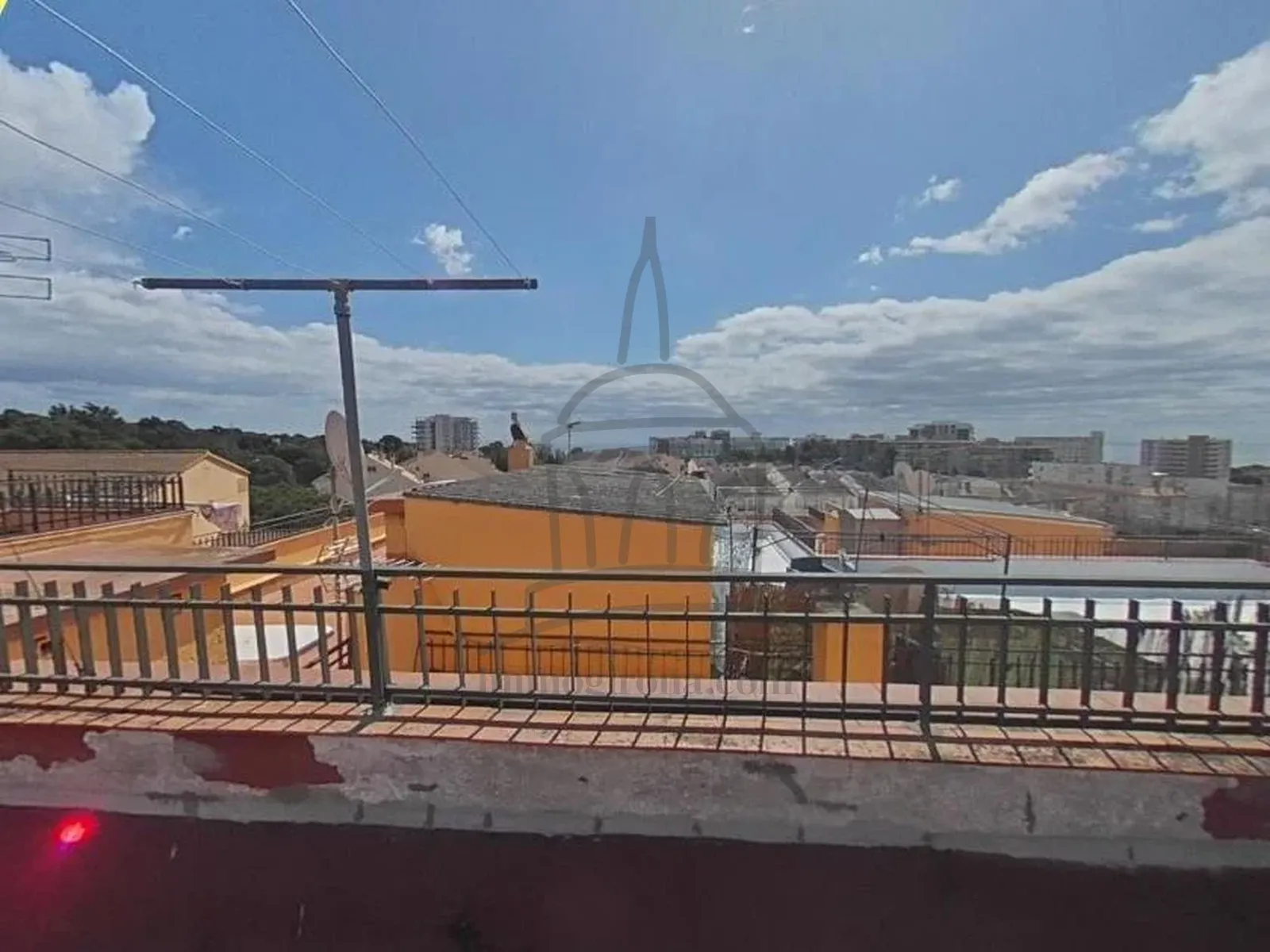 Grenier à Fenals avec une grande terrasse et des vues