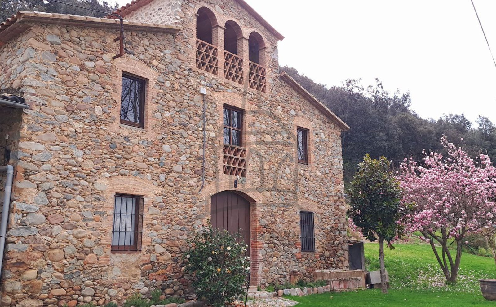 Эффектный фермерский дом с большим участком земли и всеми удобствами на природе.