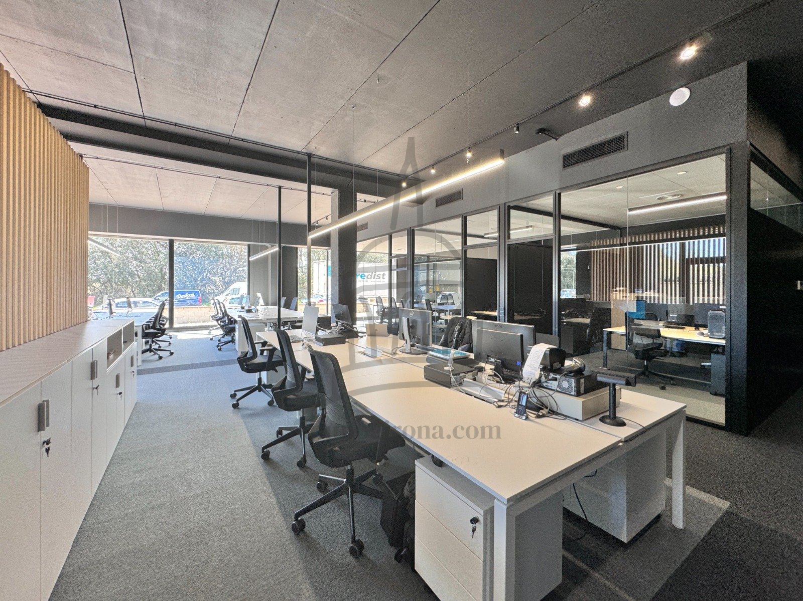 Nave industrial con oficinas, almacén y altillo – Parcela de 868 m² en el Polígono de Domeny (Girona)