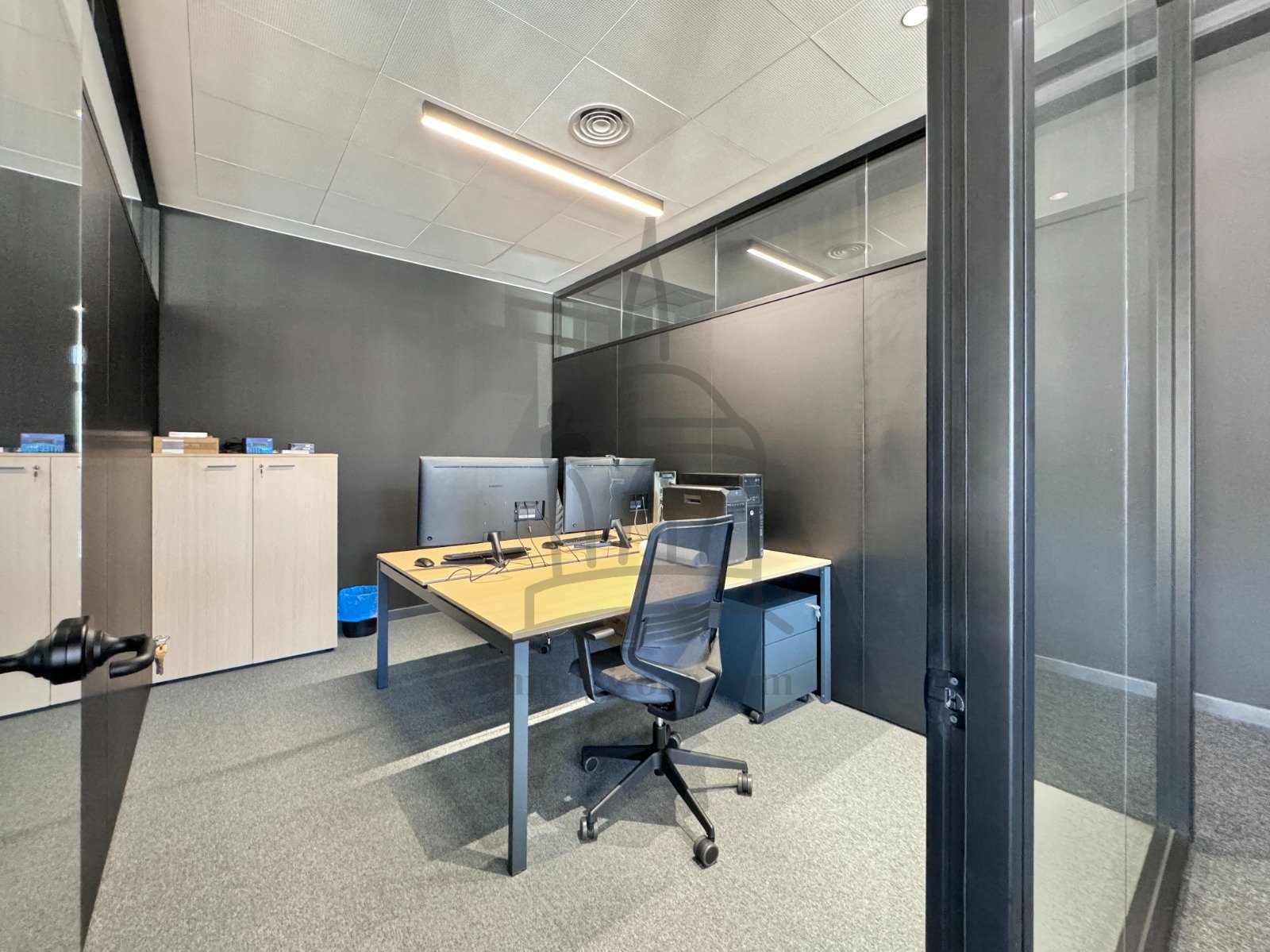 Nave industrial con oficinas, almacén y altillo – Parcela de 868 m² en el Polígono de Domeny (Girona)