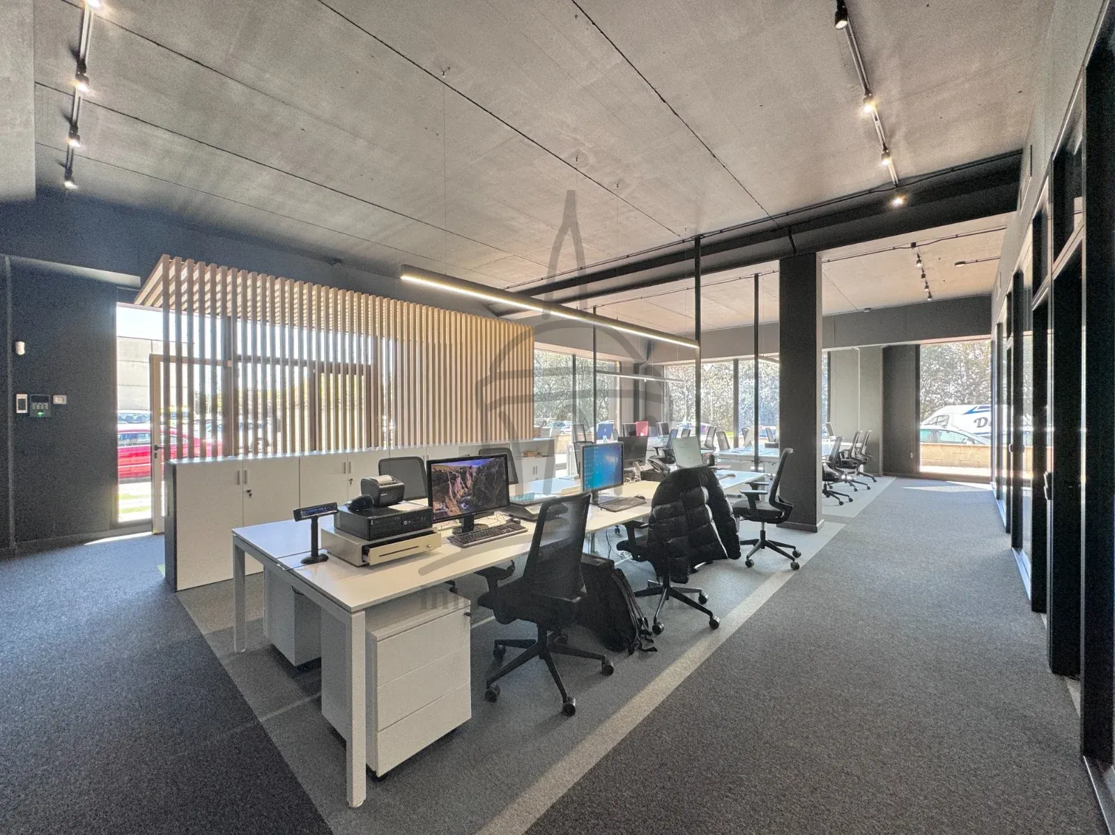 Industrieschiff mit Büros, Lagerhaus und Altillo - Diagramm von 868 m² im Polygon von Domeny (Girona)