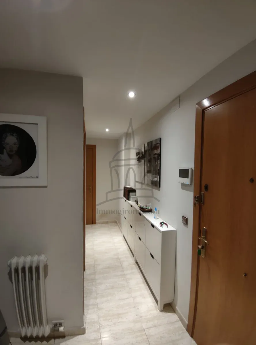 🏡 Appartamento in affitto a Girona, esposto a sud e con terrazza – Luce naturale e spazio per tutta la famiglia