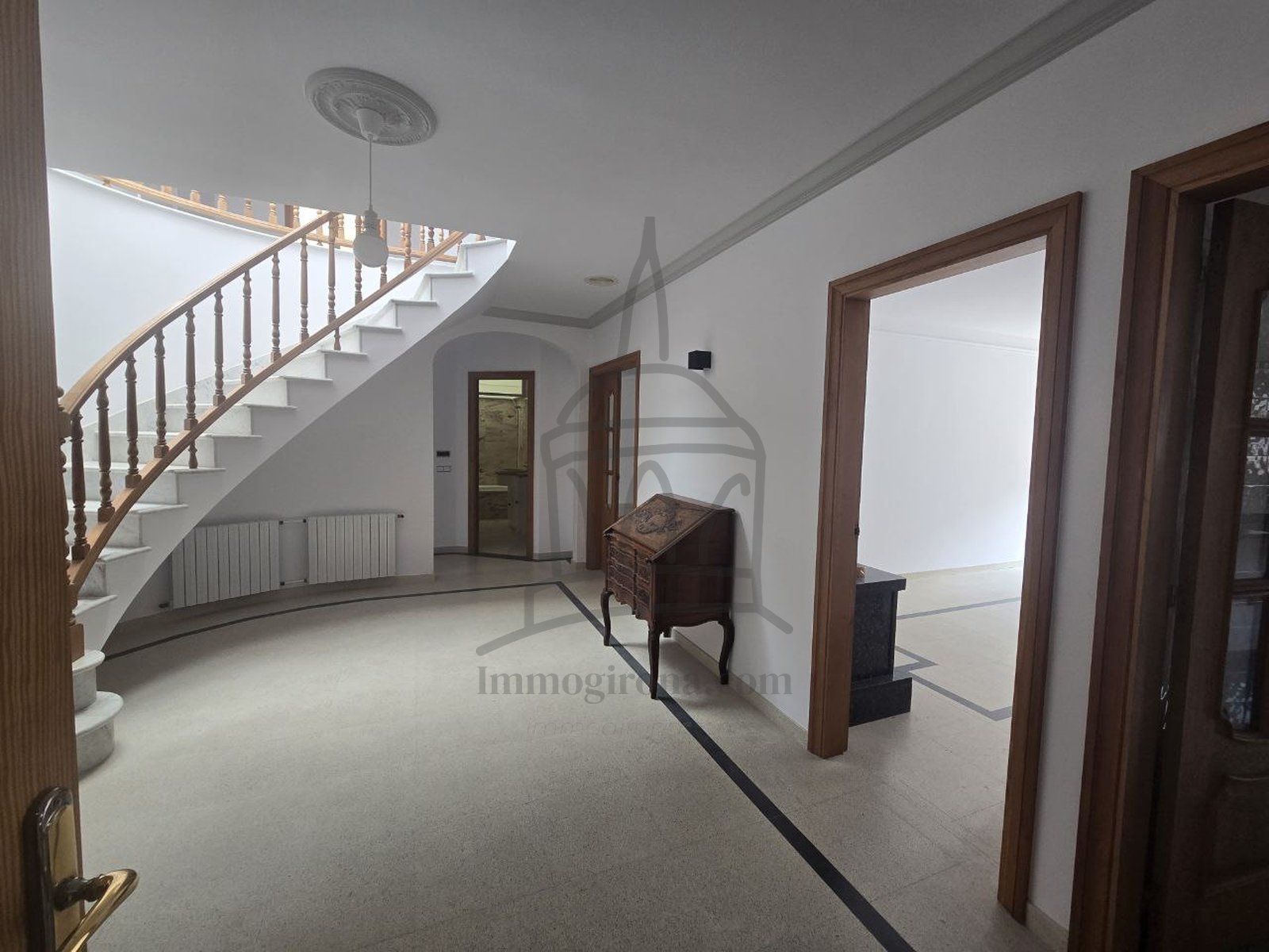 🏡 OCCASIONE UNICA AD ANGLES! Ampia casa con parcheggio e possibilità di ulteriore terreno edificabile 🌳