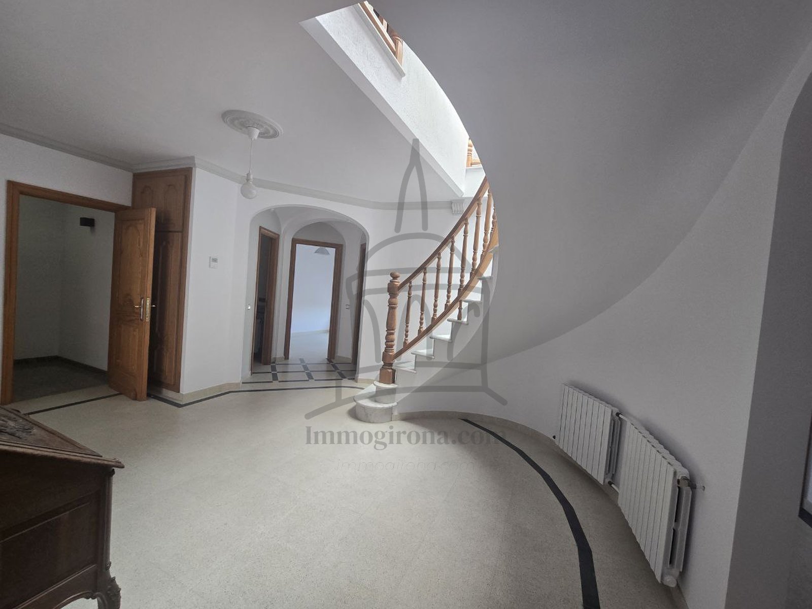 🏡 OCCASIONE UNICA AD ANGLES! Ampia casa con parcheggio e possibilità di ulteriore terreno edificabile 🌳