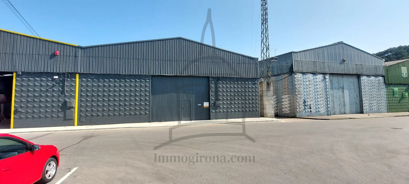 Rented warehouse with possible overhead crane, high ceilings and no loft, very open.