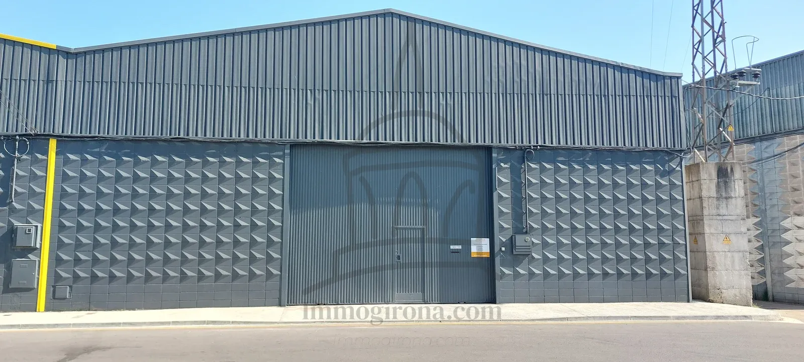 Rented warehouse with possible overhead crane, high ceilings and no loft, very open.