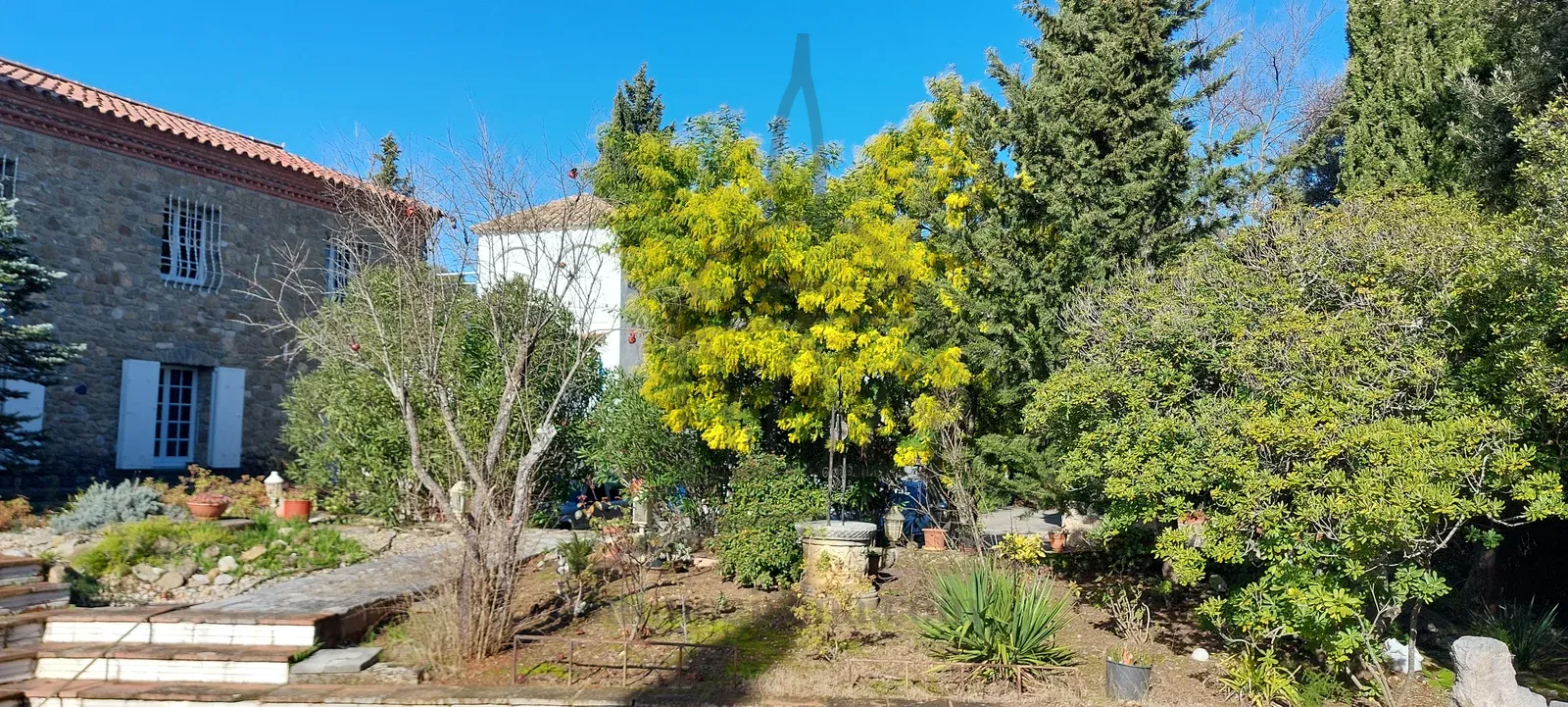Majestuosa Masía en el Alt Empordà con 2,1 Hectáreas de Terreno