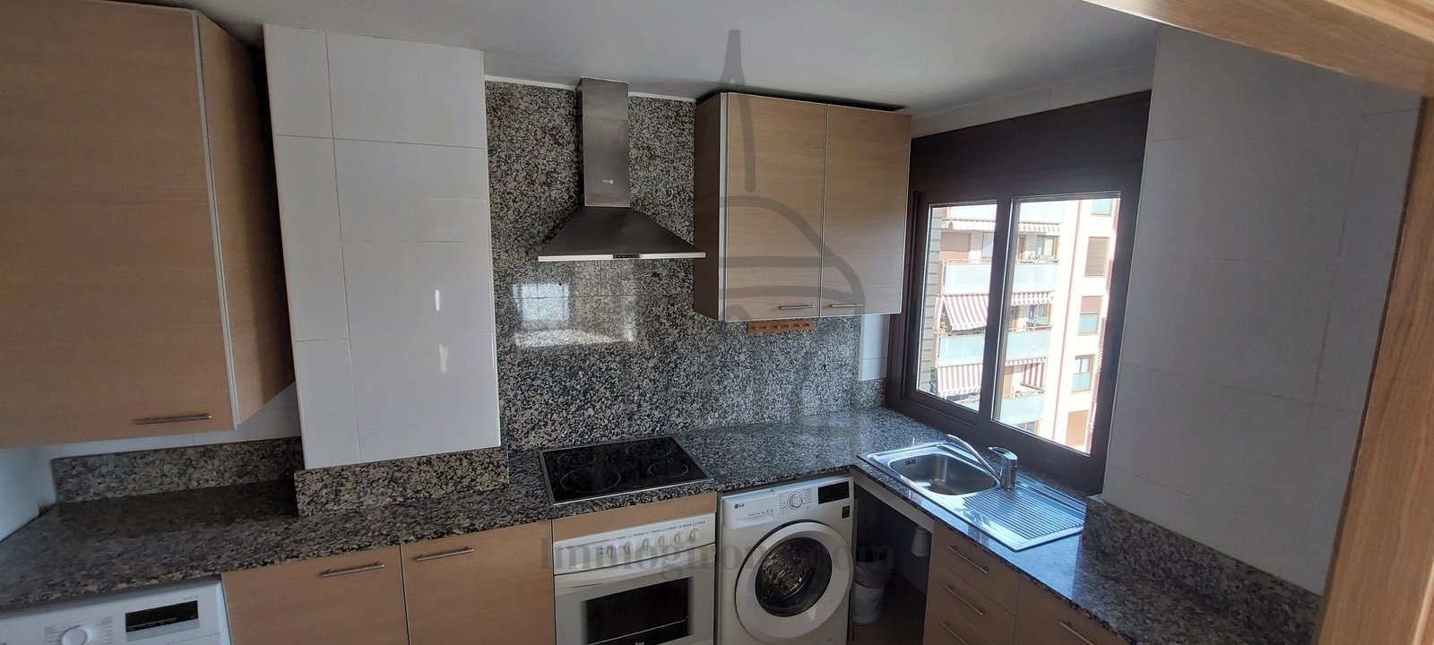 Modern appartement met zwembad, terras en parkeerplaats