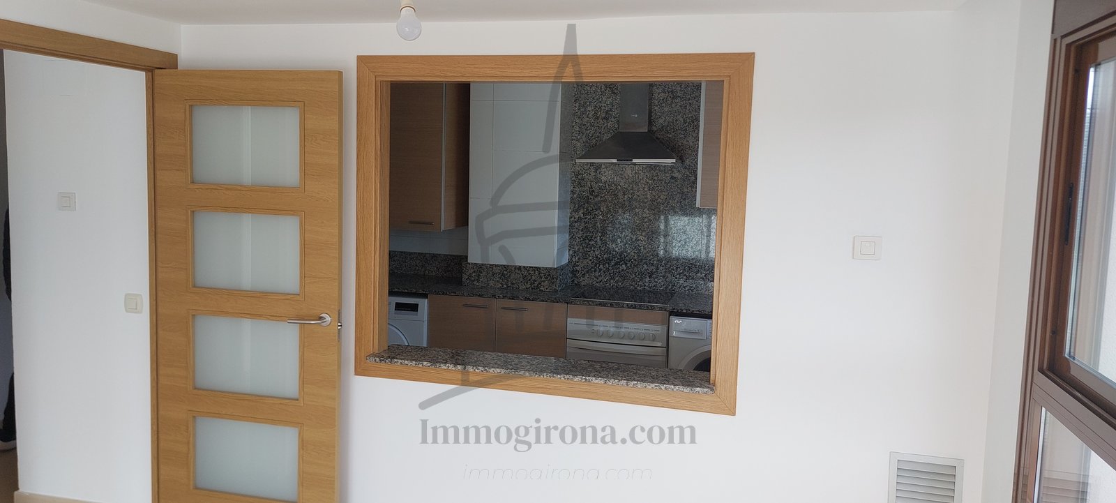 Modern appartement met zwembad, terras en parkeerplaats