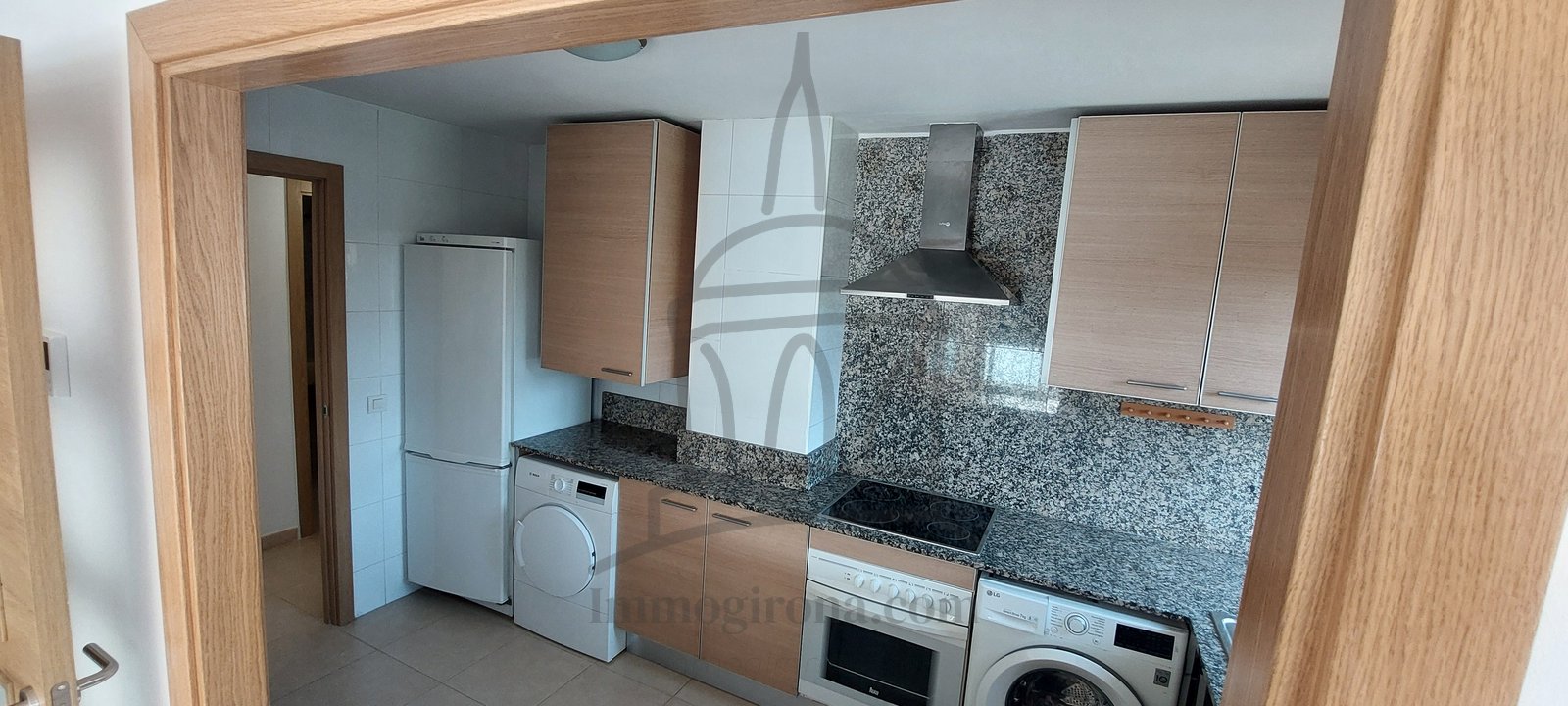 Modern appartement met zwembad, terras en parkeerplaats