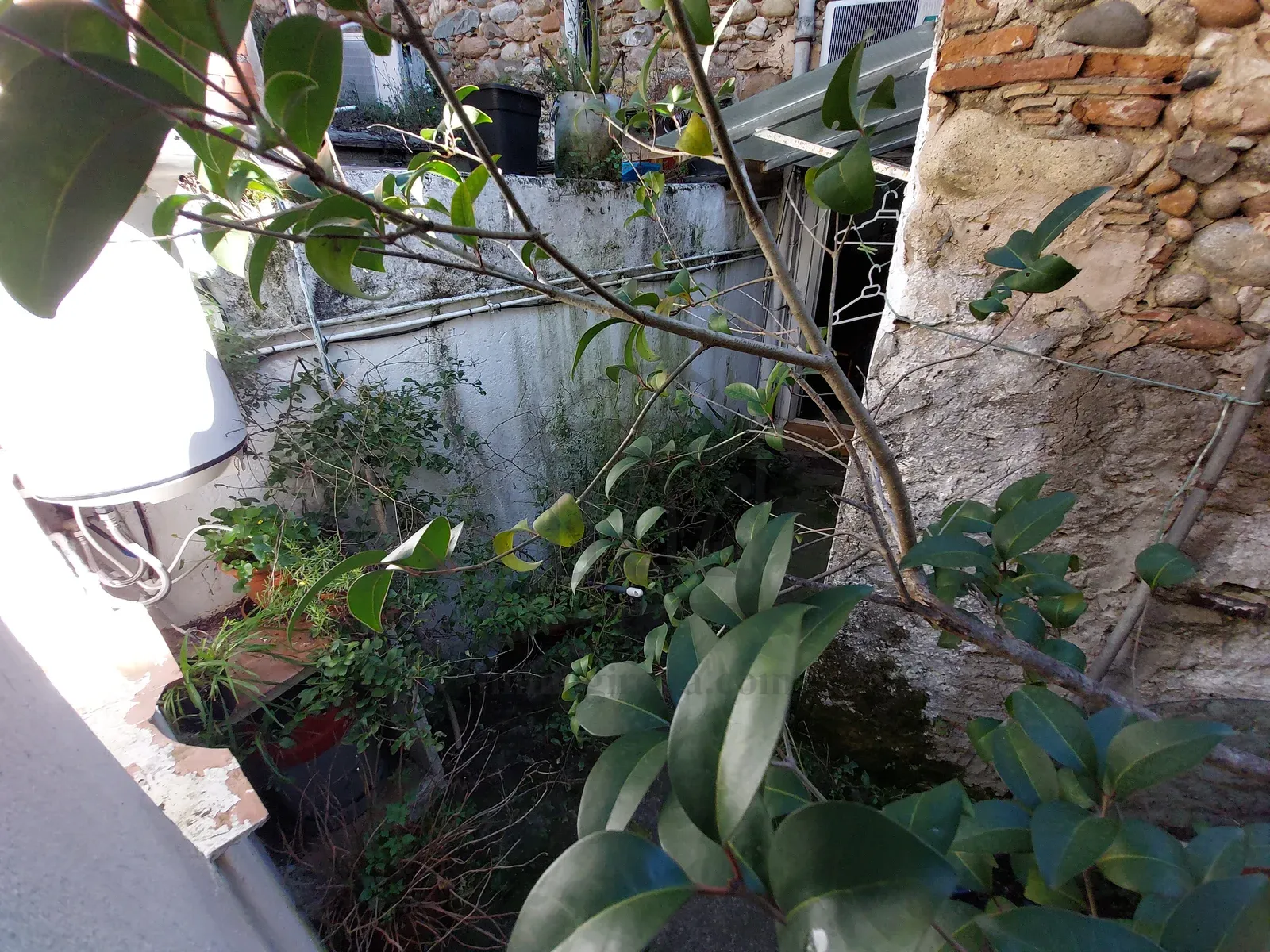Opportunité à ne pas manquer : une **maison de ville** à restaurer située dans le quartier des Hortes, à Salt.
