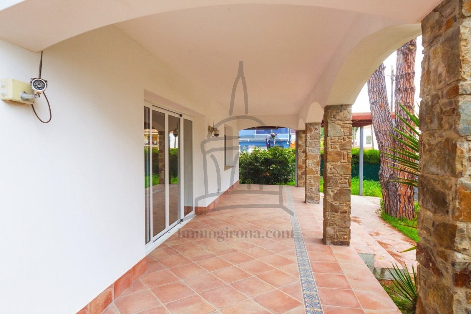 Очаровательная вилла с 5 спальнями и садом