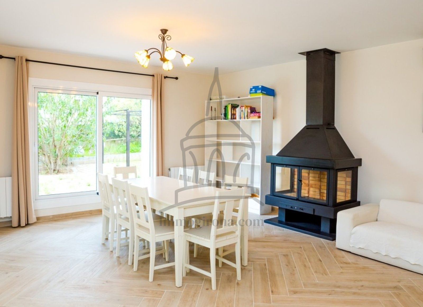 Очаровательная вилла с 5 спальнями и садом