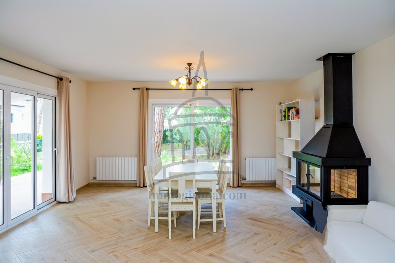 Очаровательная вилла с 5 спальнями и садом