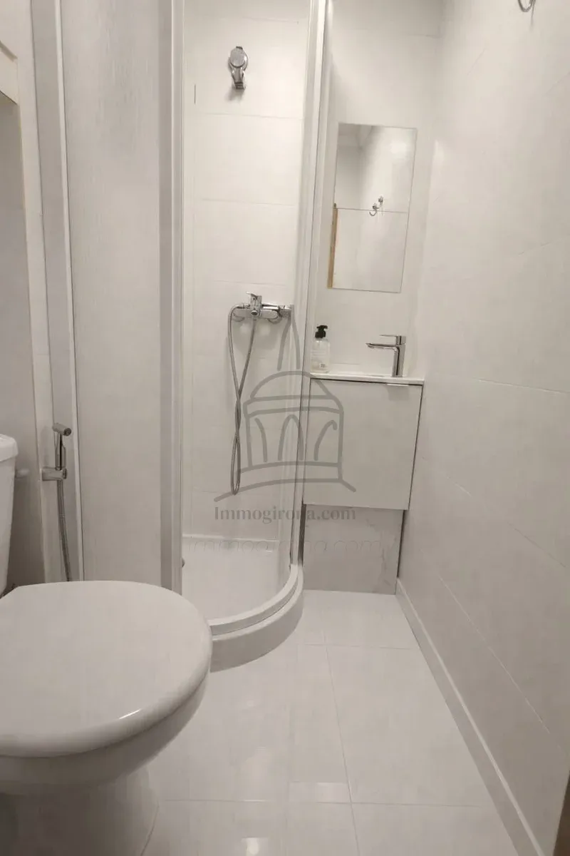 Эксклюзивная 5-комнатная квартира на продажу в центре Валенсии.