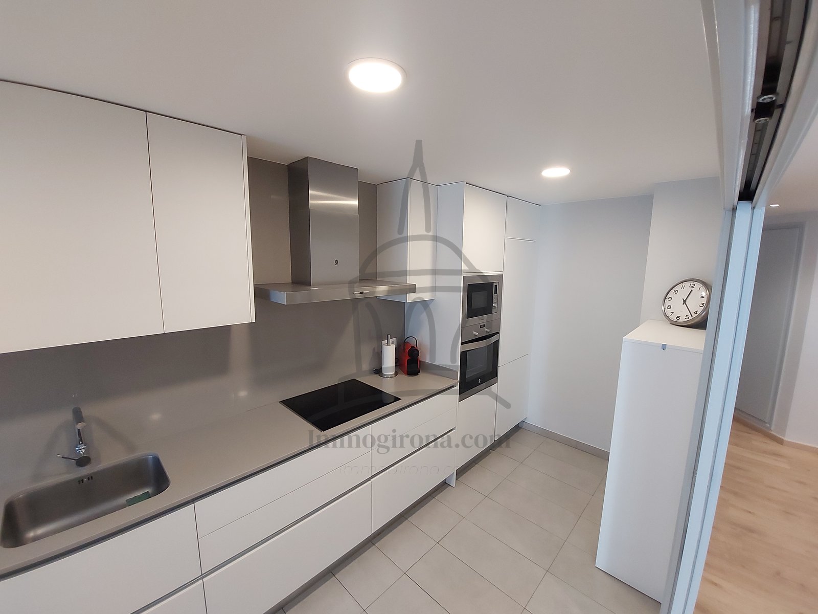 Piso de alquiler a precio regulado en Lluís Pericot Girona de 2 habitaciones dobles y una sencilla!