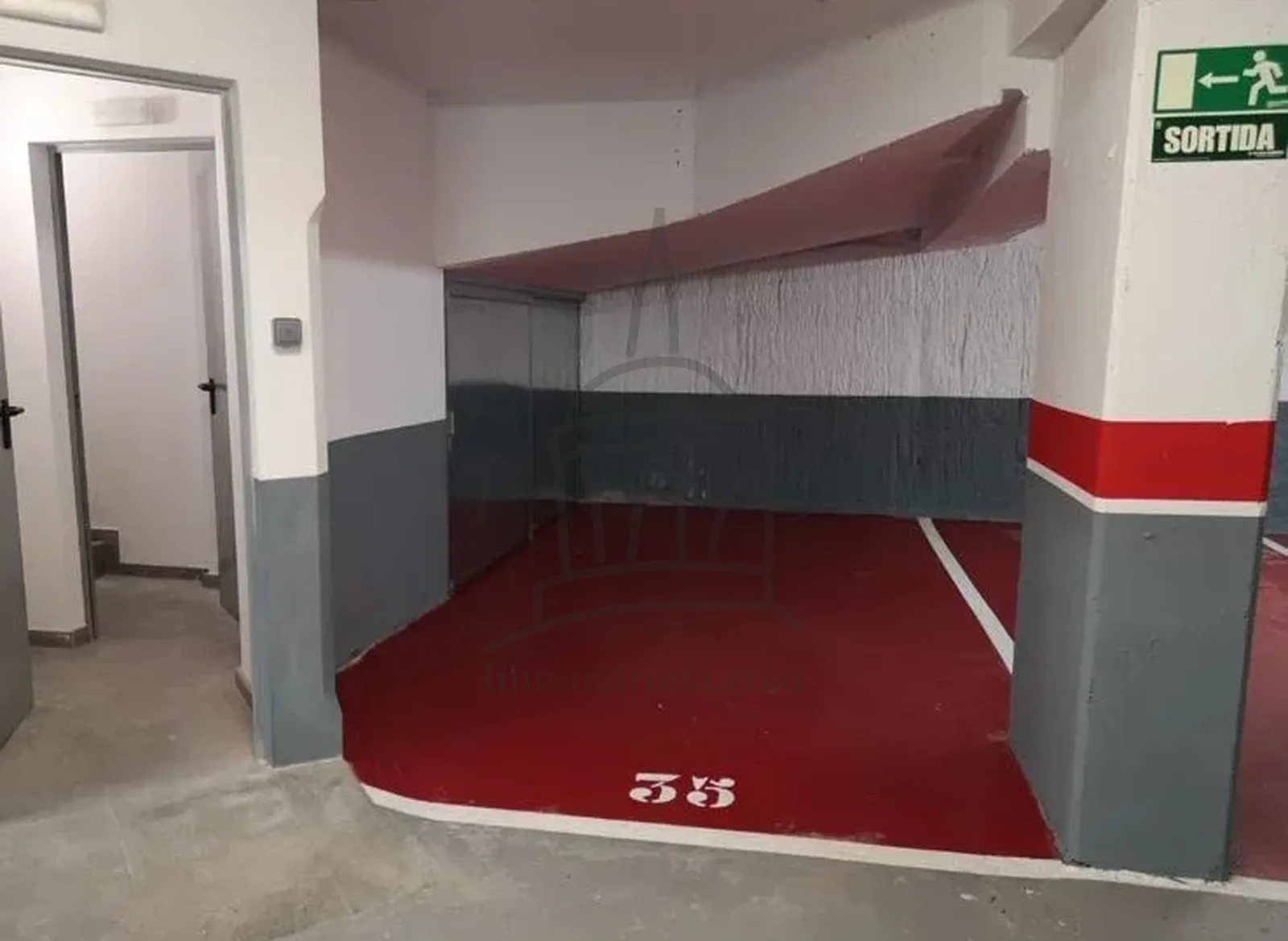 🚗 Parking avec très grand débarras avec porte de sécurité à la Rotonda de Ronda Ferran Puig, Bâtiment Quirón, Gérone