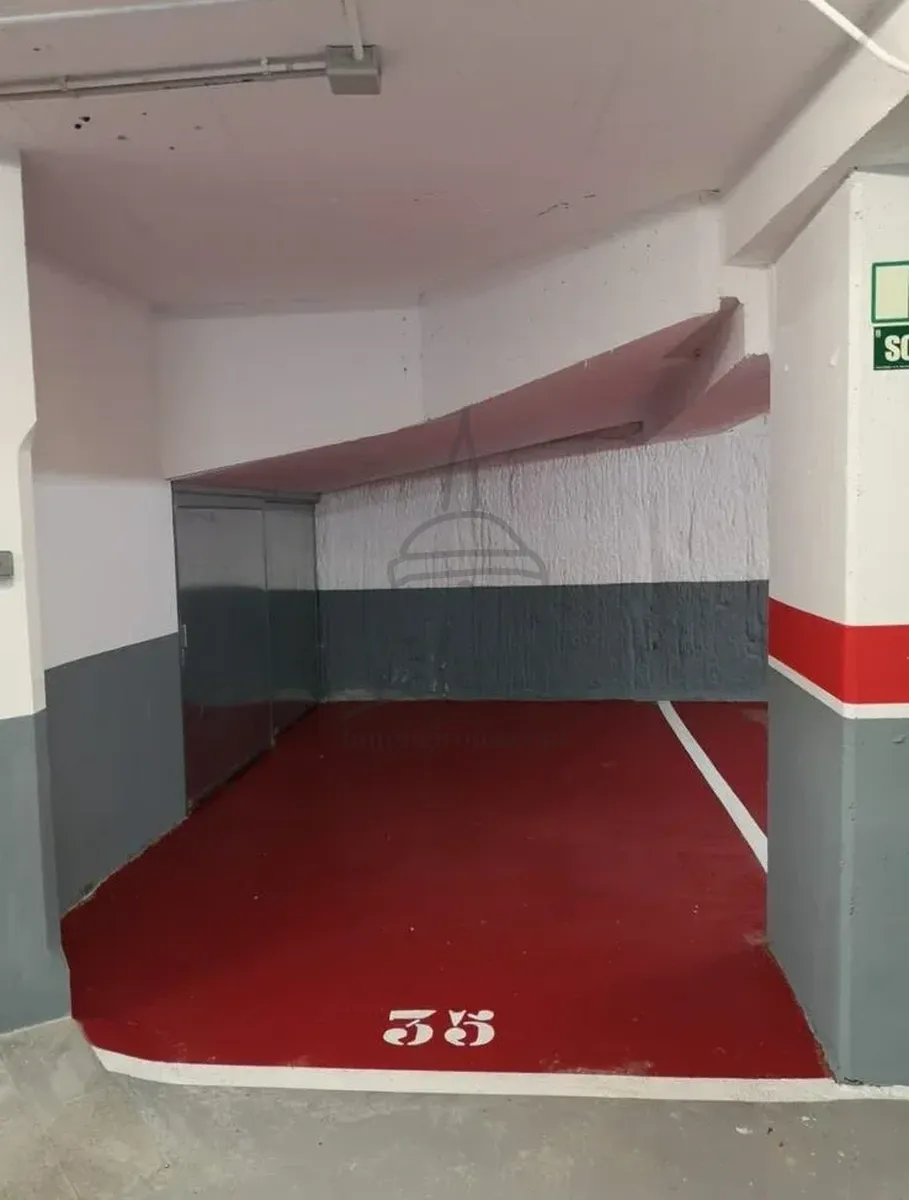 🚗 Parking avec très grand débarras avec porte de sécurité à la Rotonda de Ronda Ferran Puig, Bâtiment Quirón, Gérone