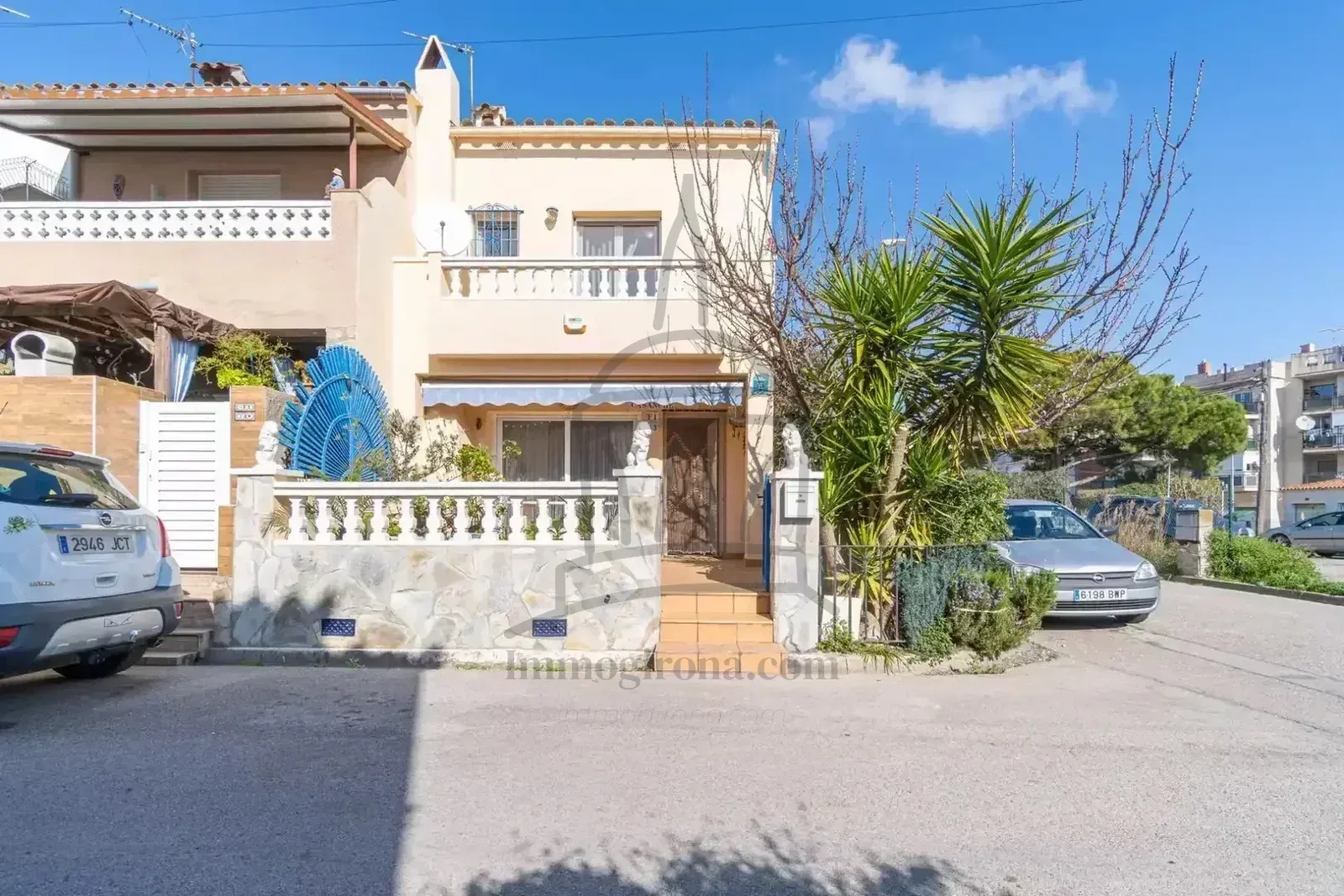 Casa en venda a l'exclusiu sector Puigmal, cantonera amb garatge privat i terrassa i barbacoa, ben orientada, cosa que garanteix una excel·lent lluminositat