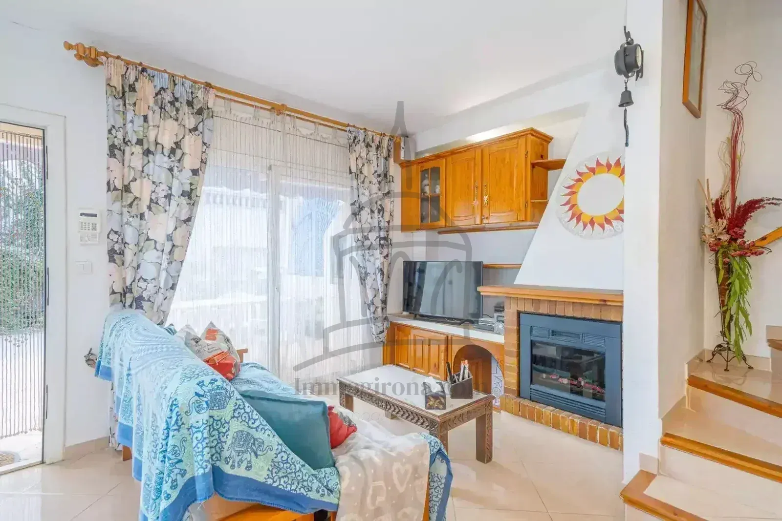 Casa en venda a l'exclusiu sector Puigmal, cantonera amb garatge privat i terrassa i barbacoa, ben orientada, cosa que garanteix una excel·lent lluminositat