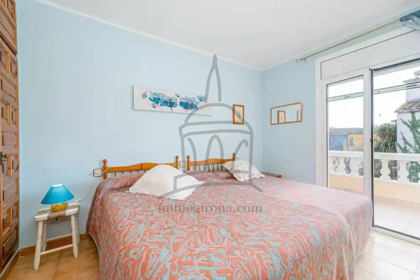 Casa en venda a l'exclusiu sector Puigmal, cantonera amb garatge privat i terrassa i barbacoa, ben orientada, cosa que garanteix una excel·lent lluminositat