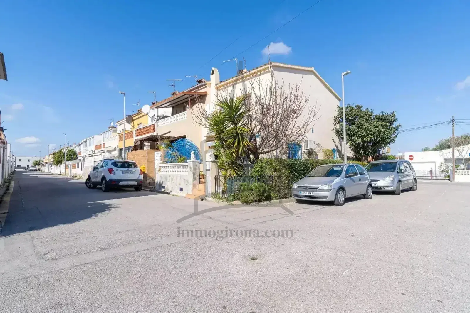 Casa en venda a l'exclusiu sector Puigmal, cantonera amb garatge privat i terrassa i barbacoa, ben orientada, cosa que garanteix una excel·lent lluminositat